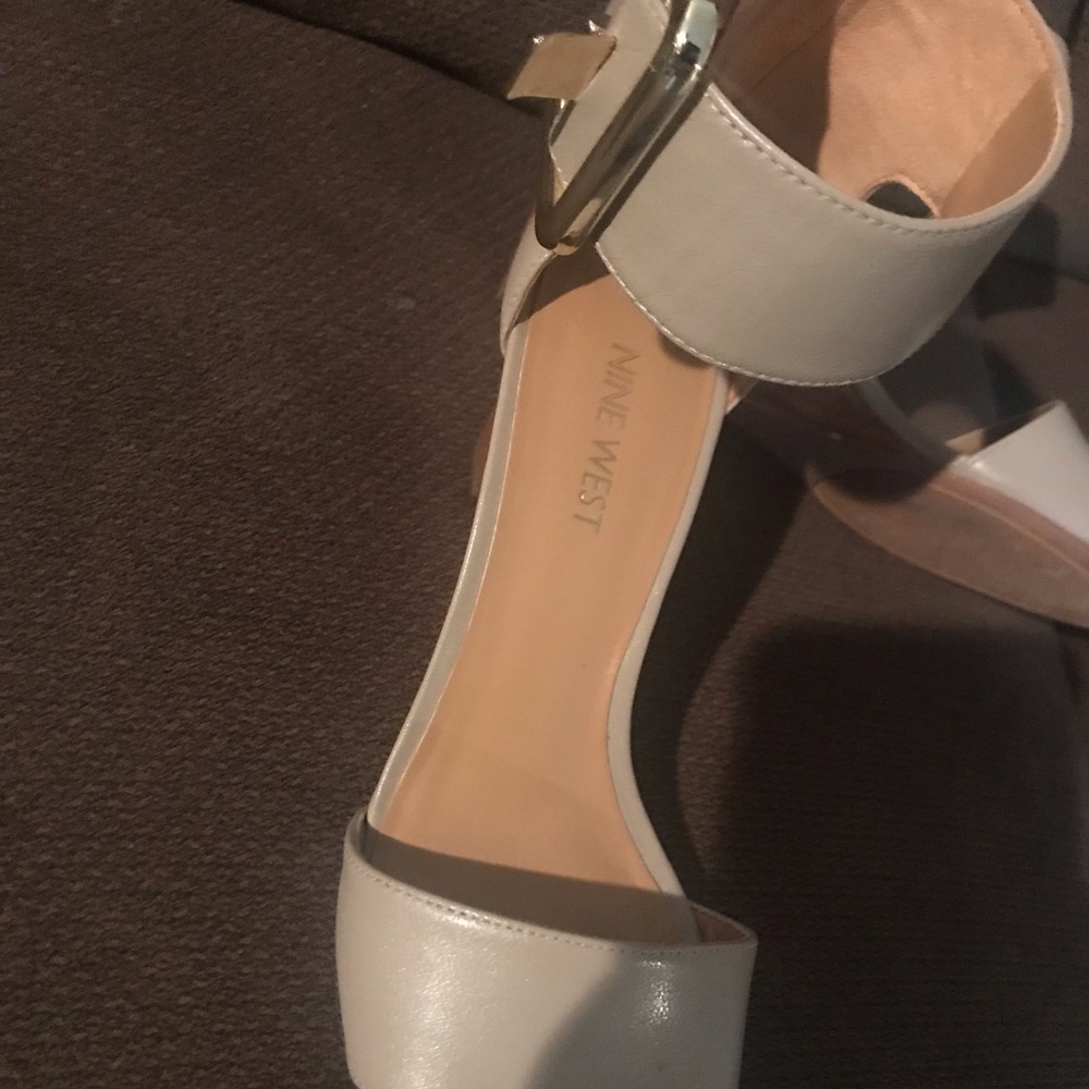 Nine West sandals size 6 color taupe color